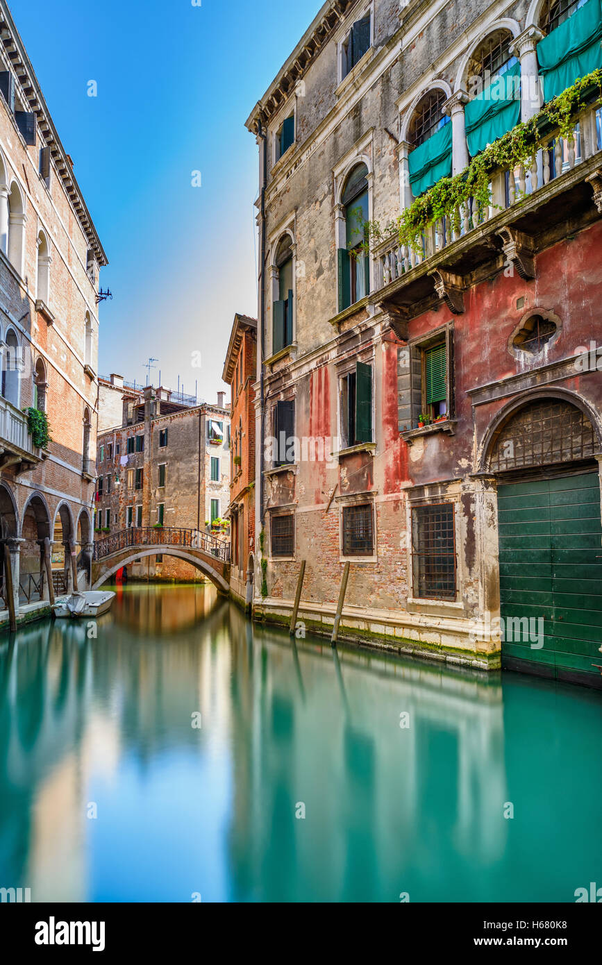 La ville de Venise, l'eau étroit canal, pont et bâtiments traditionnels. L'Italie, l'Europe. Banque D'Images