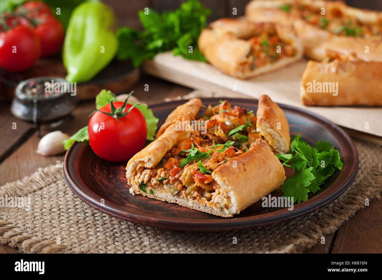 Pide turque traditionnelle au boeuf et légumes. Banque D'Images