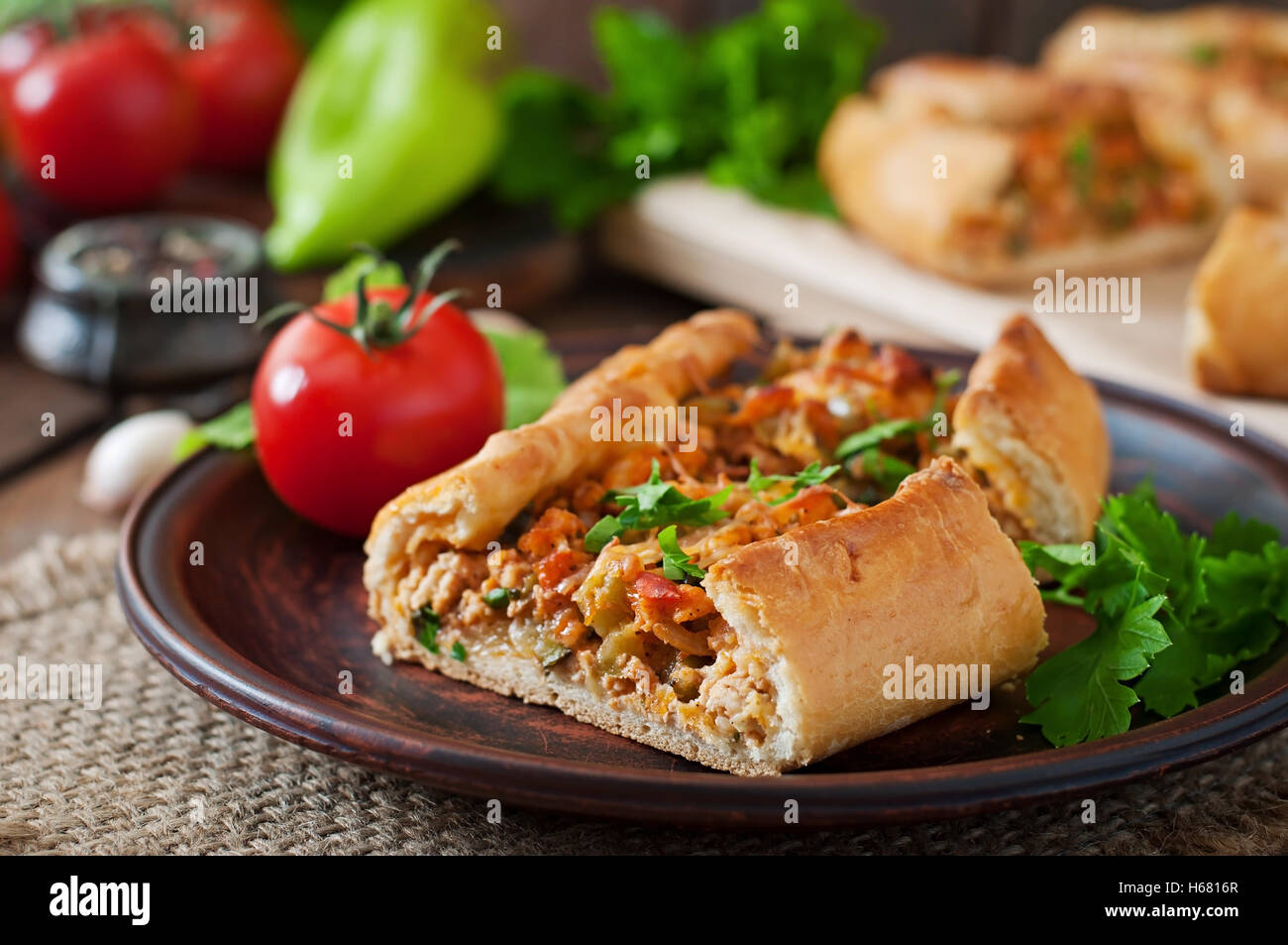 Pide turque traditionnelle au boeuf et légumes. Banque D'Images