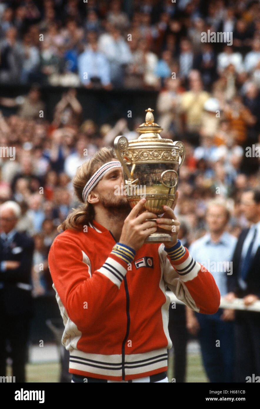 Bjorn Borg embrasse son cinquième trophée de Wimbledon après avoir battu John McEnroe en 1980 la finale. Banque D'Images