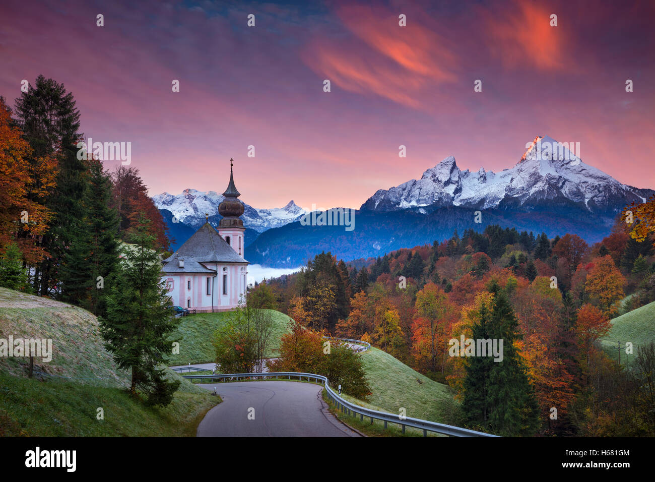 L'automne dans les Alpes. Image de l'Alpes avec Maria Gern Église durant l'automne beau lever du soleil. Banque D'Images