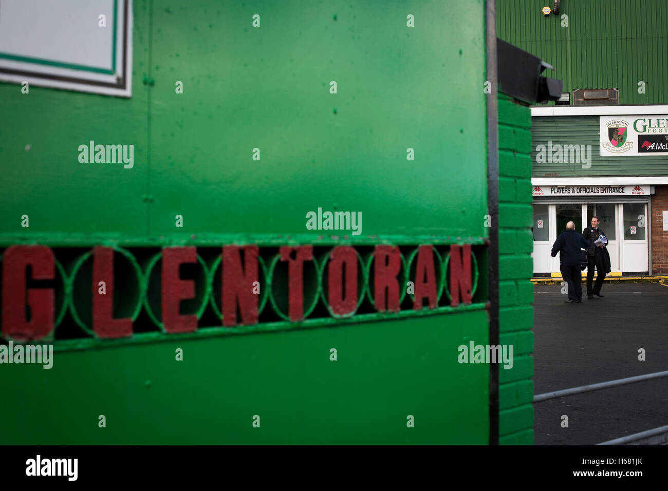 La porte d'entrée à l'ovale, Belfast, photographié avant Glentoran ville hôte-rivaux Cliftonville dans un match de première division NIFL. Glentoran, formé en 1892, ont été fondées à l'Ovale depuis leur formation et sont historiquement l'un de l'Irlande du Nord des deux grands clubs de football. Ils avaient une unprecendentally mauvais début de la ligue en 2016-2017, campagne mais venaient de derrière pour gagner ce luminaire 2-1, suivi par une foule de 1872. Banque D'Images