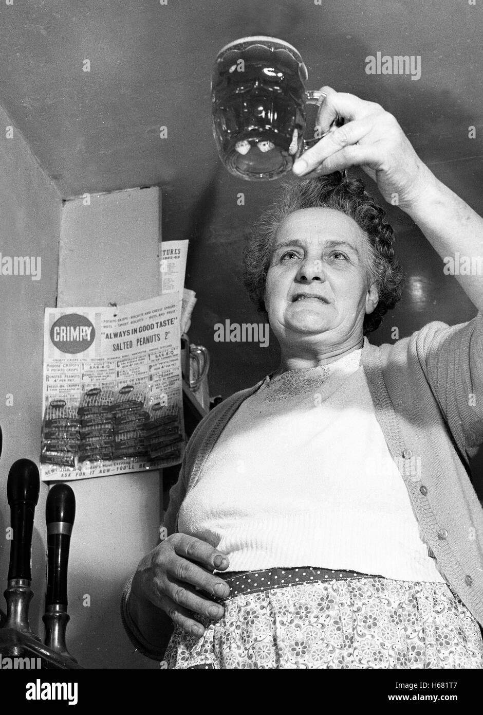 La logeuse de la pub dans toutes les nations Madeley Shropshire Mme Lewis fait maison de brassage de la bière ale en 1962 Banque D'Images