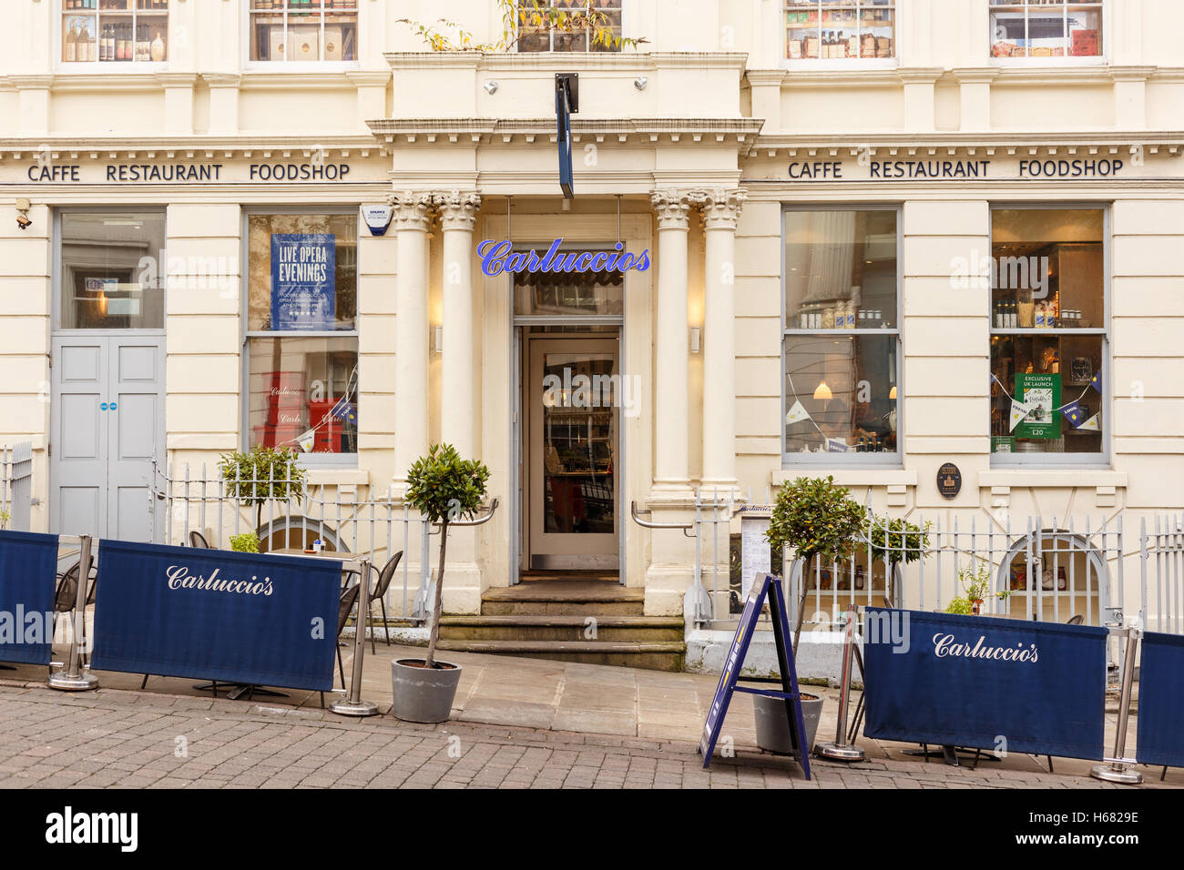Façade de restaurant Carluccios, sur à la chaussée. À Nottingham, Angleterre. Banque D'Images