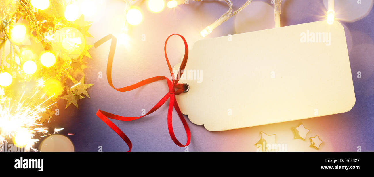 Joyeux Noël avec carte de saison Cadeaux Tag sur fond bleu Banque D'Images