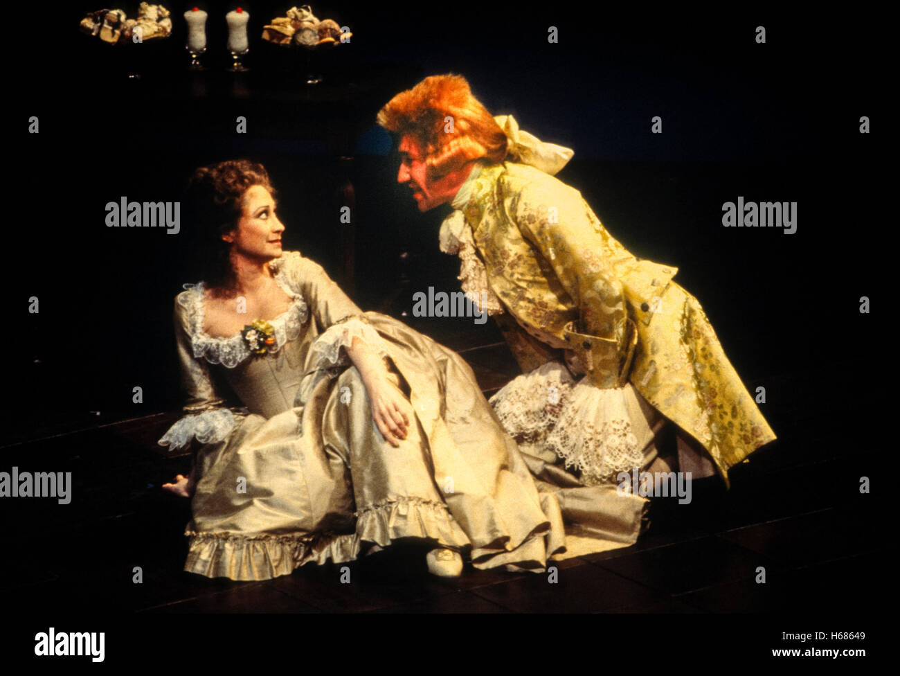 Simon Callow que Mozart et Felicity Kendal que Constanze dans Peter Hall 1979 originale de la production d'Amadeus de Peter Shaffer au Théâtre National Banque D'Images