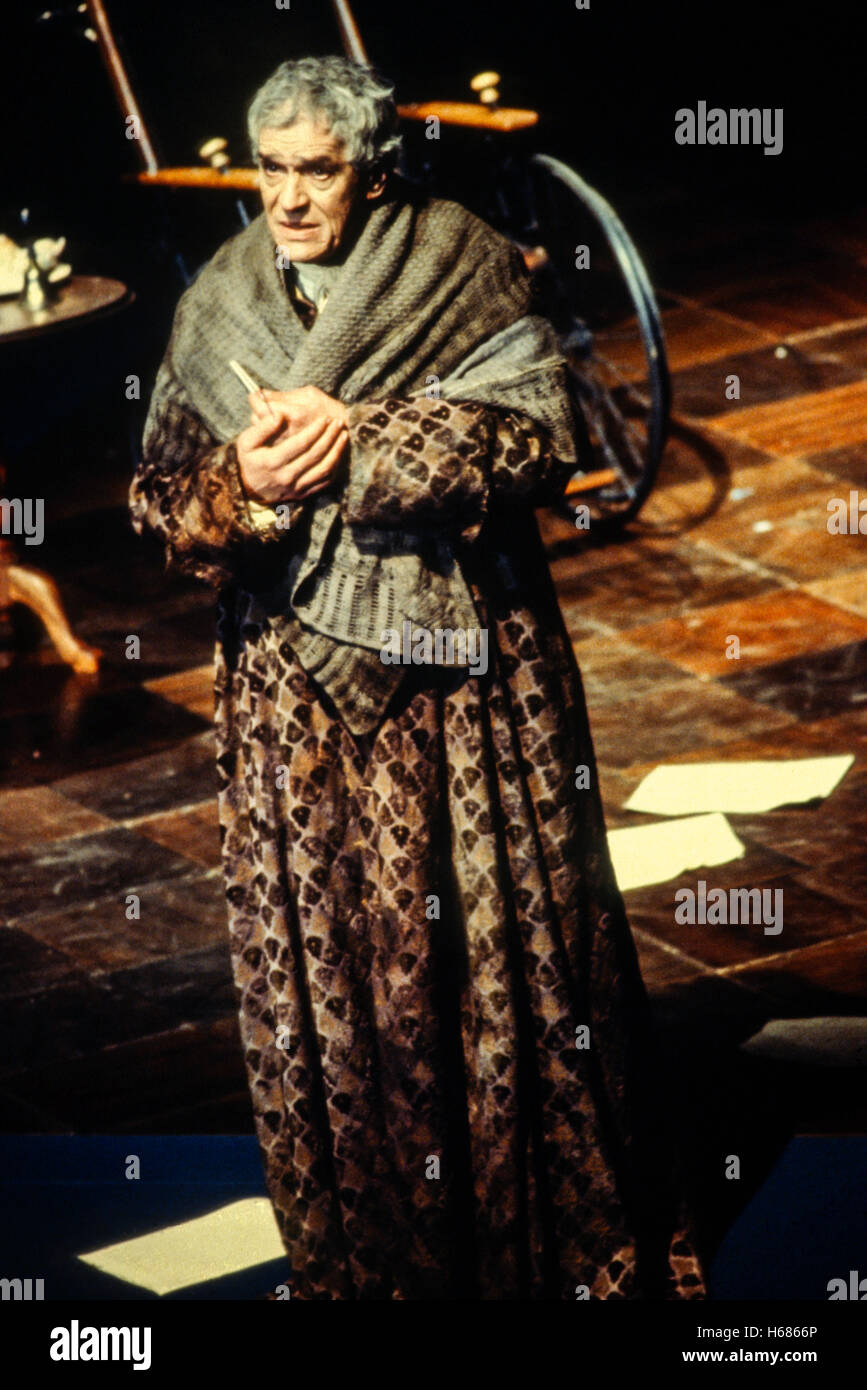 Paul Scofield que Salieri en 1979 d'origine de Peter Hall de production écrite par Peter Shaffer Amadeus au Théâtre National Banque D'Images