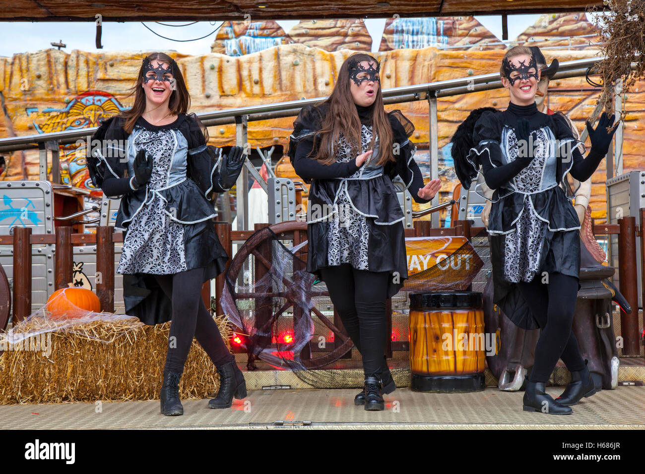 Trois filles en costume de sorcière à Southport, Merseyside, Royaume-Uni. 2 novembre 2014. Joyeux Halloween Pleasureland. Le dernier jour d'ouverture pour la saison 2014 a vu de nombreux personnages en robe fantaisie sorcière saluer les visiteurs. Spook-Fest demi-terme de la semaine d'Halloween. Banque D'Images