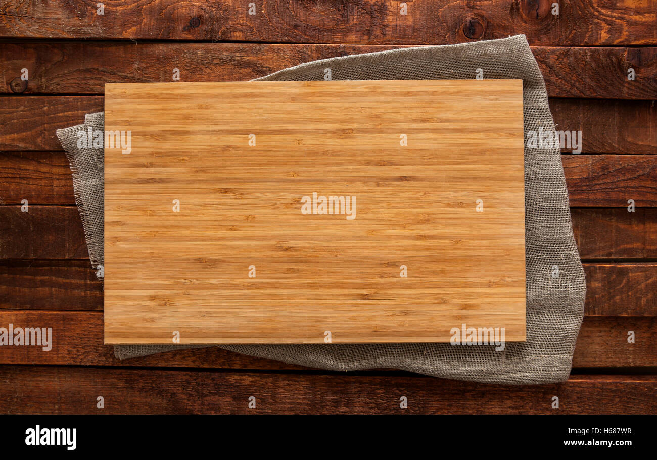 Sur la planche à découper en bois brun, vue de dessus de table Banque D'Images