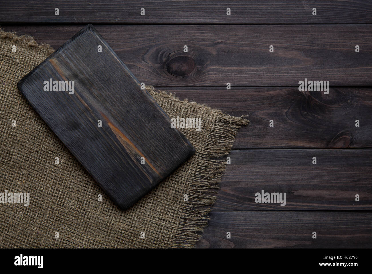 Planche à découper vide sur une table en bois sombre. Vue d'en haut Banque D'Images