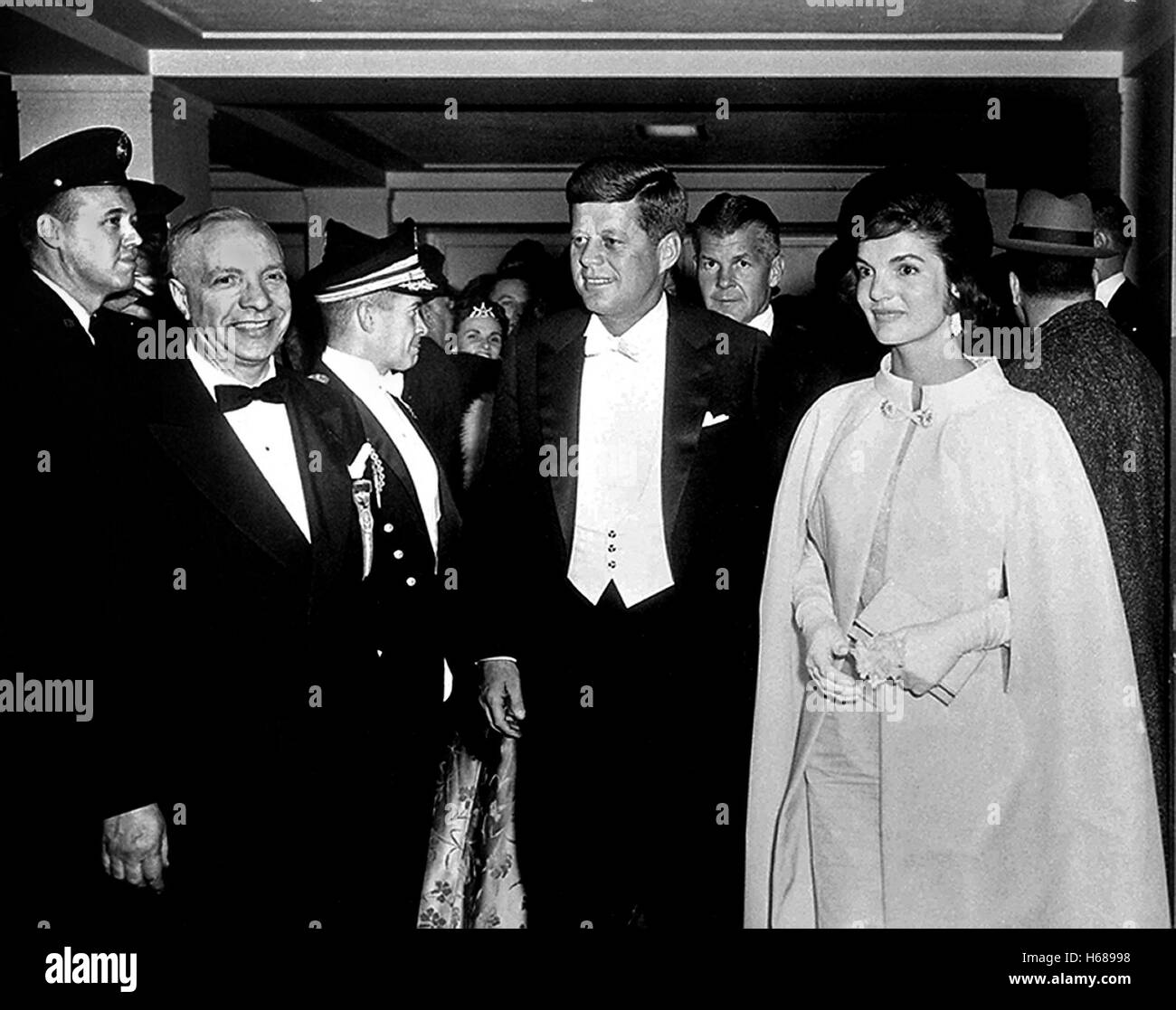 Le président et Mme Kennedy arrivent à l'armurerie de la Garde nationale à Washington le 20 janvier 1961 pour la première balle. Photographie par Abbie Rowe/National Park Service Banque D'Images