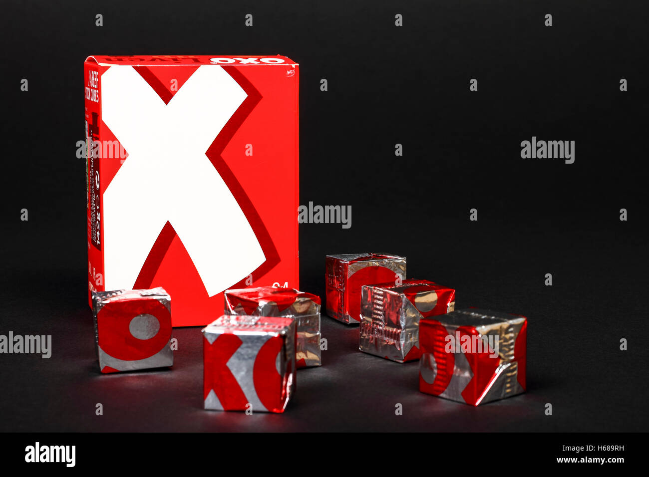 Oxo cubes saveur de boeuf isolé sur un fond noir Banque D'Images