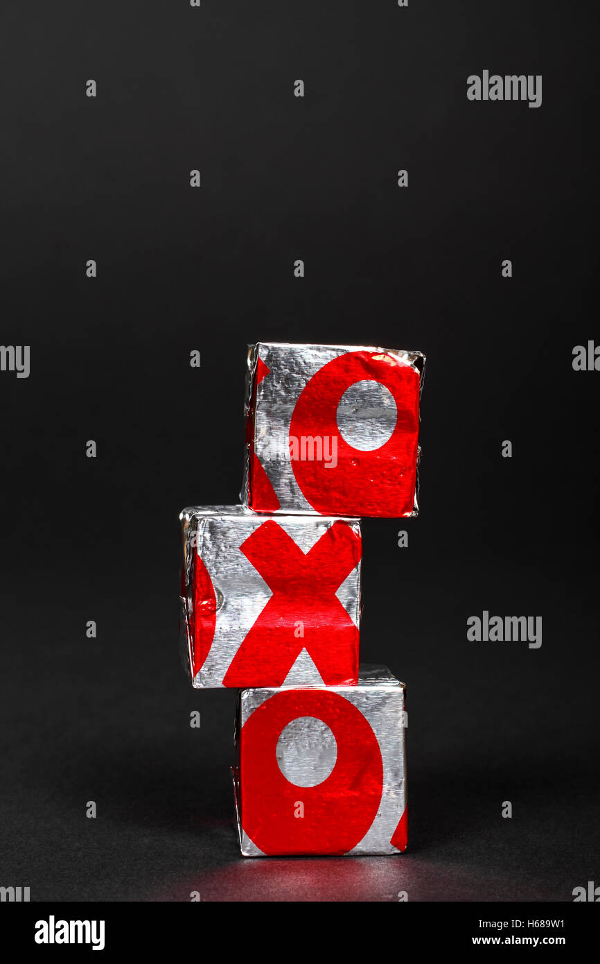 Oxo cubes saveur de boeuf isolé sur un fond noir Banque D'Images