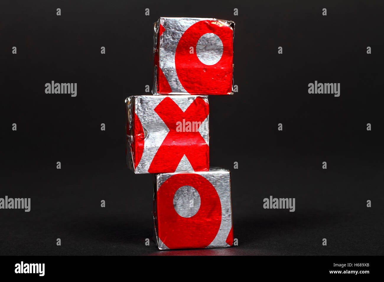 Oxo cubes saveur de boeuf isolé sur un fond noir Banque D'Images