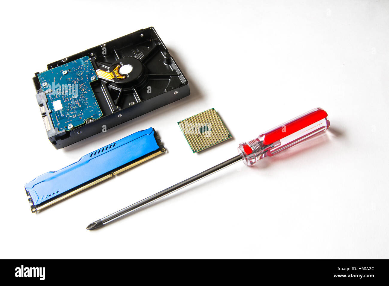 Les composants de l'ordinateur sur un fond blanc. CPU, disque dur, RAM DDR, vis-driver Banque D'Images