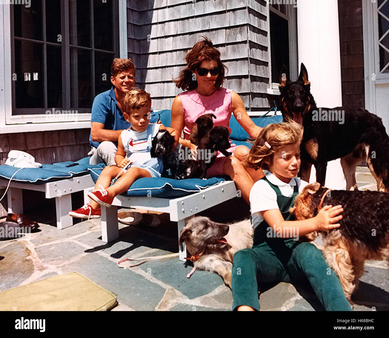 Le président Kennedy, John F. Kennedy Jr., Mme Kennedy, et Caroline Kennedy avec chiens de
