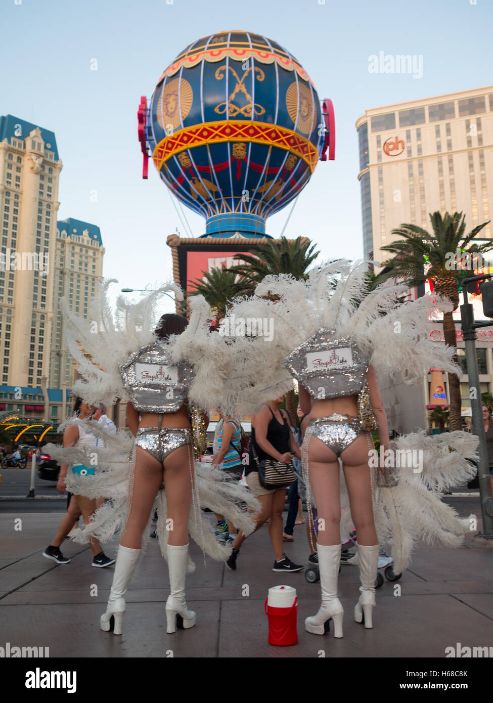 Deux femmes habillées comme showgirls à Las Vegas Strip en attente de poser pour des photos avec les touristes Banque D'Images