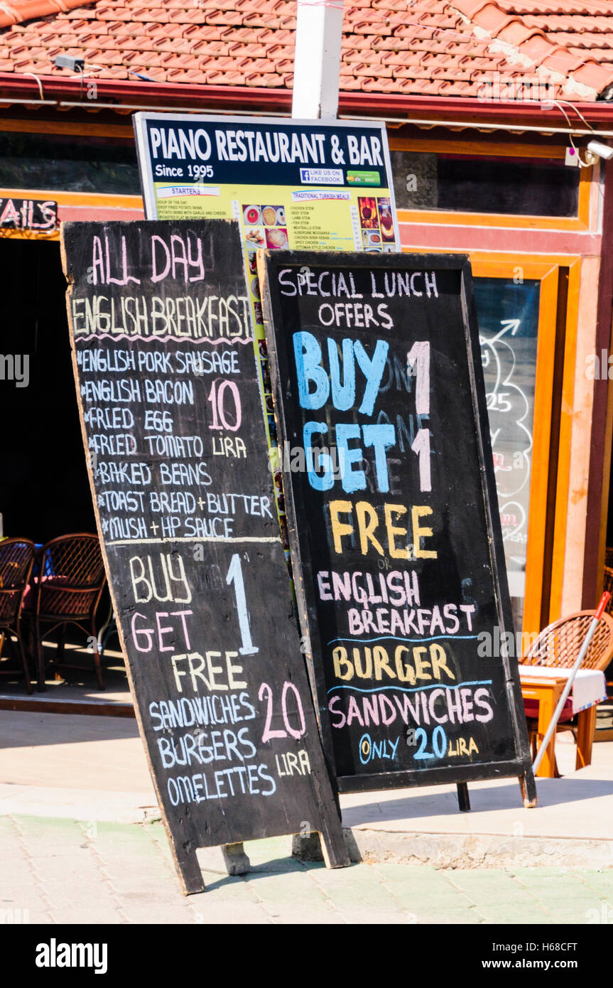 Tableaux noirs à l'extérieur restaurant et bar dans un village de vacances, la publicité tous les jours le petit-déjeuner anglais, sandwiches, hamburgers, omelette Banque D'Images