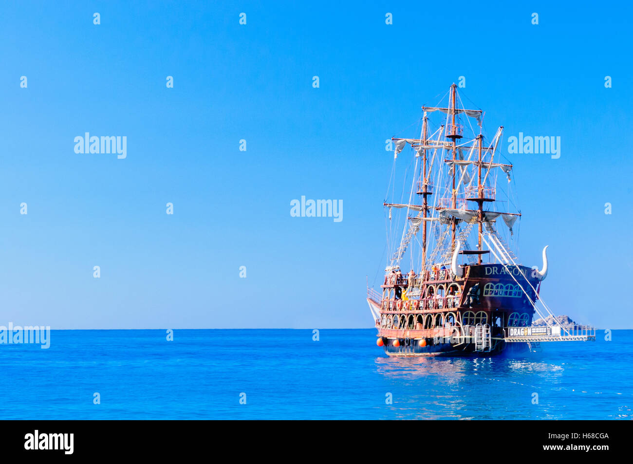 'Dragon' conçu pour ressembler à un bateau de pirate commence une tournée pour les touristes autour de la baie de Fethiye. Banque D'Images