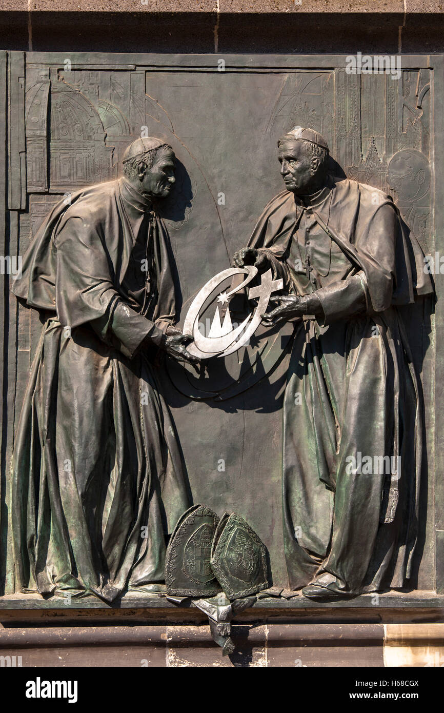 Allemagne, Cologne, en relief sur le côté sud de la cathédrale commémore le 20ème Journée Mondiale de la Jeunesse à Cologne en 2005, il symboli Banque D'Images