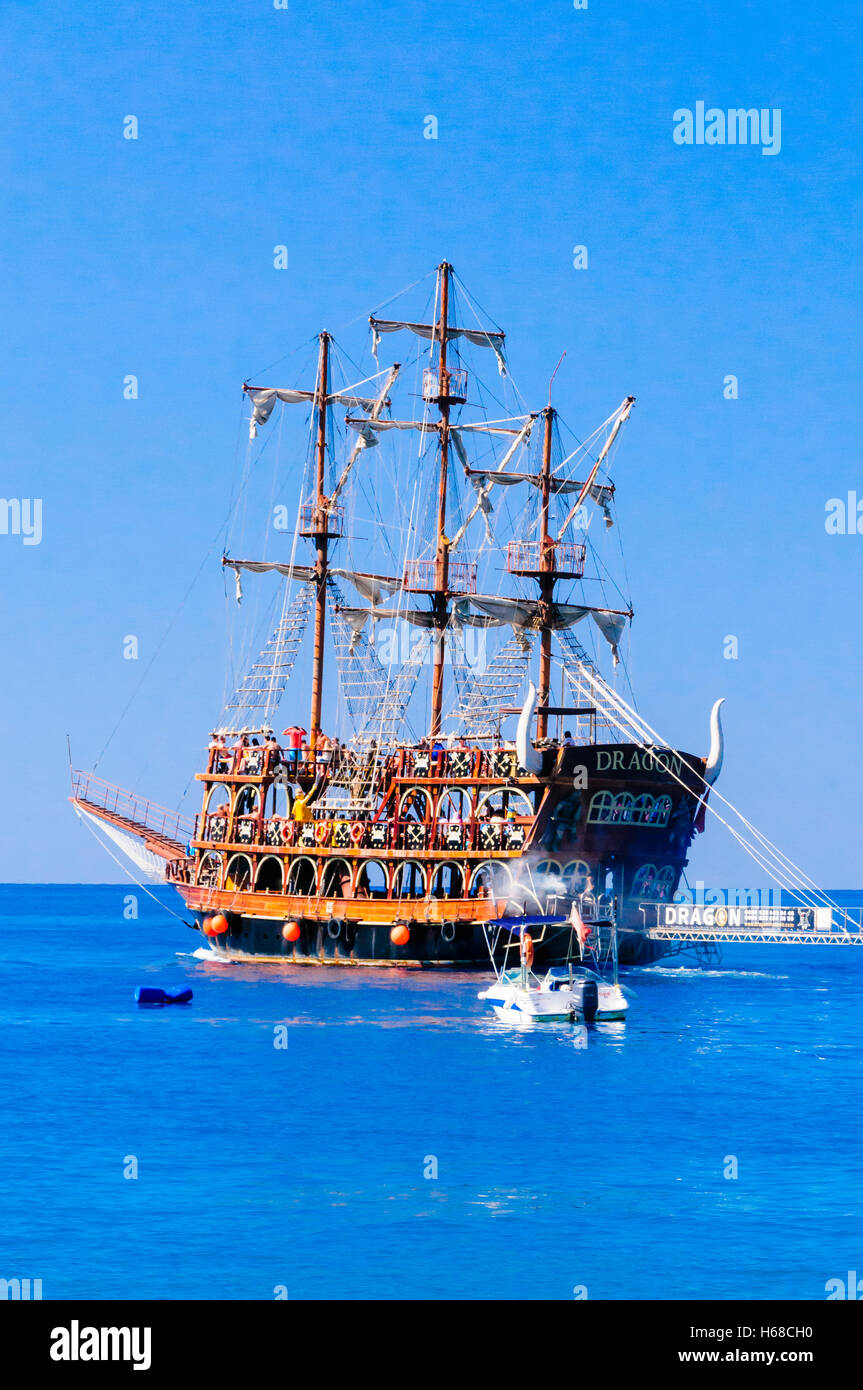 'Dragon' conçu pour ressembler à un bateau de pirate commence une tournée pour les touristes autour de la baie de Fethiye. Banque D'Images
