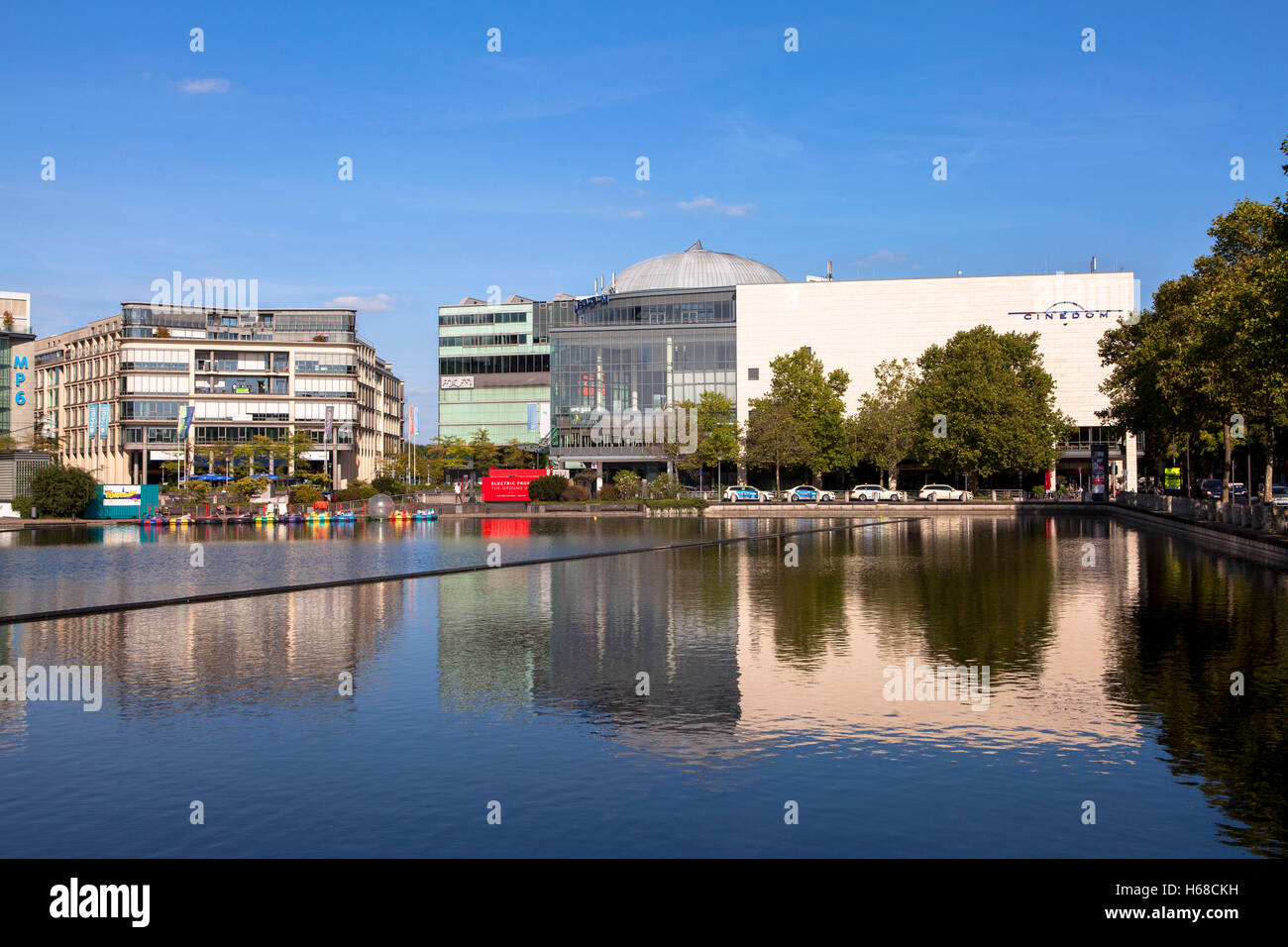 L'Europe, l'Allemagne, Cologne, l'étang au Mediapark, juste à l'arrière-plan le cinéma. Cinedom Banque D'Images