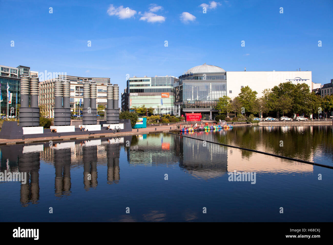 L'Europe, l'Allemagne, Cologne, l'étang au Mediapark, juste à l'arrière-plan le cinéma. Cinedom Banque D'Images