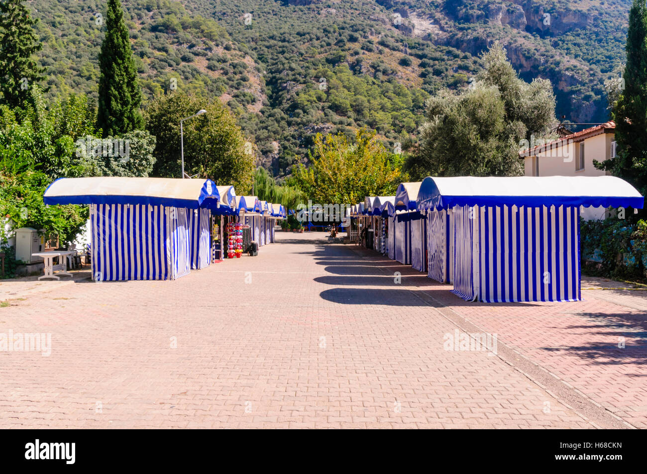 Le bleu et blanc à rayures tentes servant de stands d'artisanat du marché dans une rue Banque D'Images