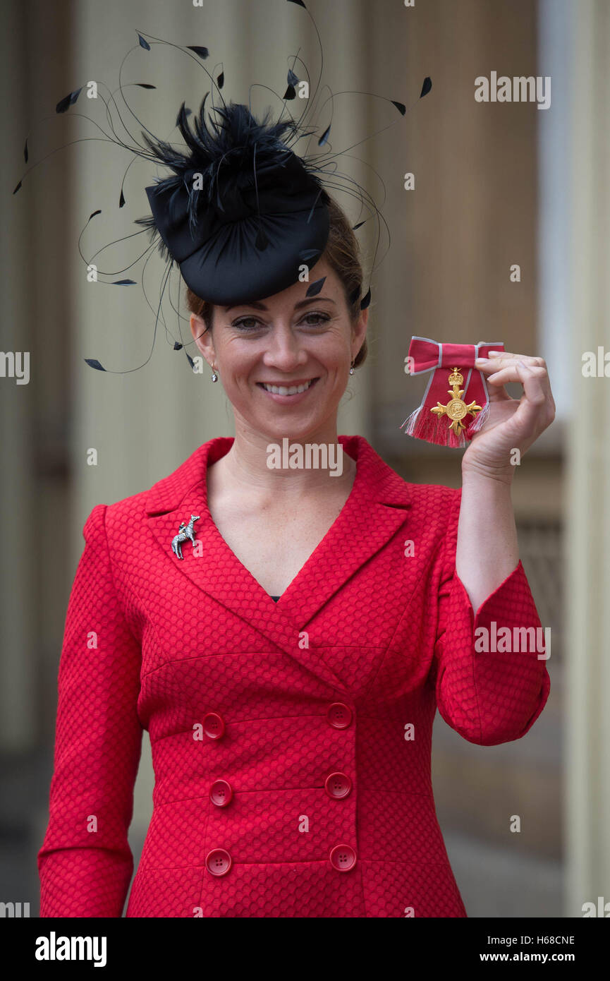 Ancien jockey Hayley Turner après avoir reçu son officier de l'ordre de l'Empire britannique (OBE) pour services de chevaux au palais de Buckingham à Londres. Banque D'Images