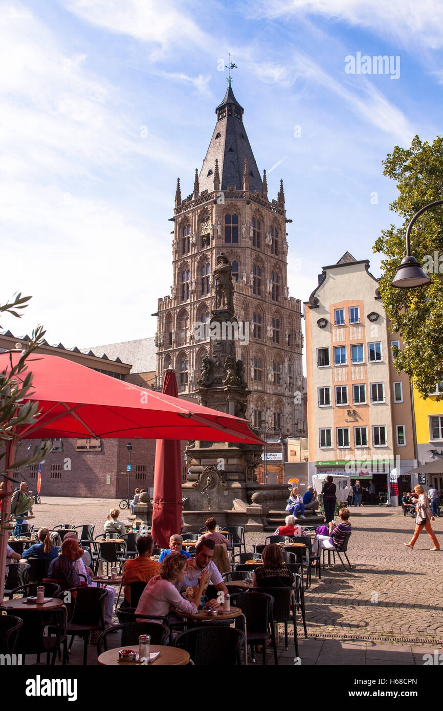 L'Europe, l'Allemagne, Cologne, le vieux marché dans la partie ancienne de la ville, cafés, tour de la mairie historique, Jan-von Banque D'Images