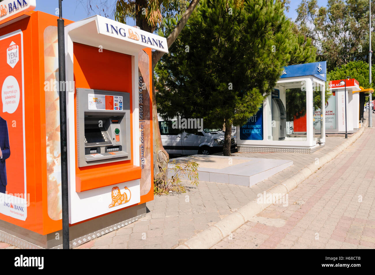 Rangée de kiosques ATM machine de trésorerie. Banque D'Images