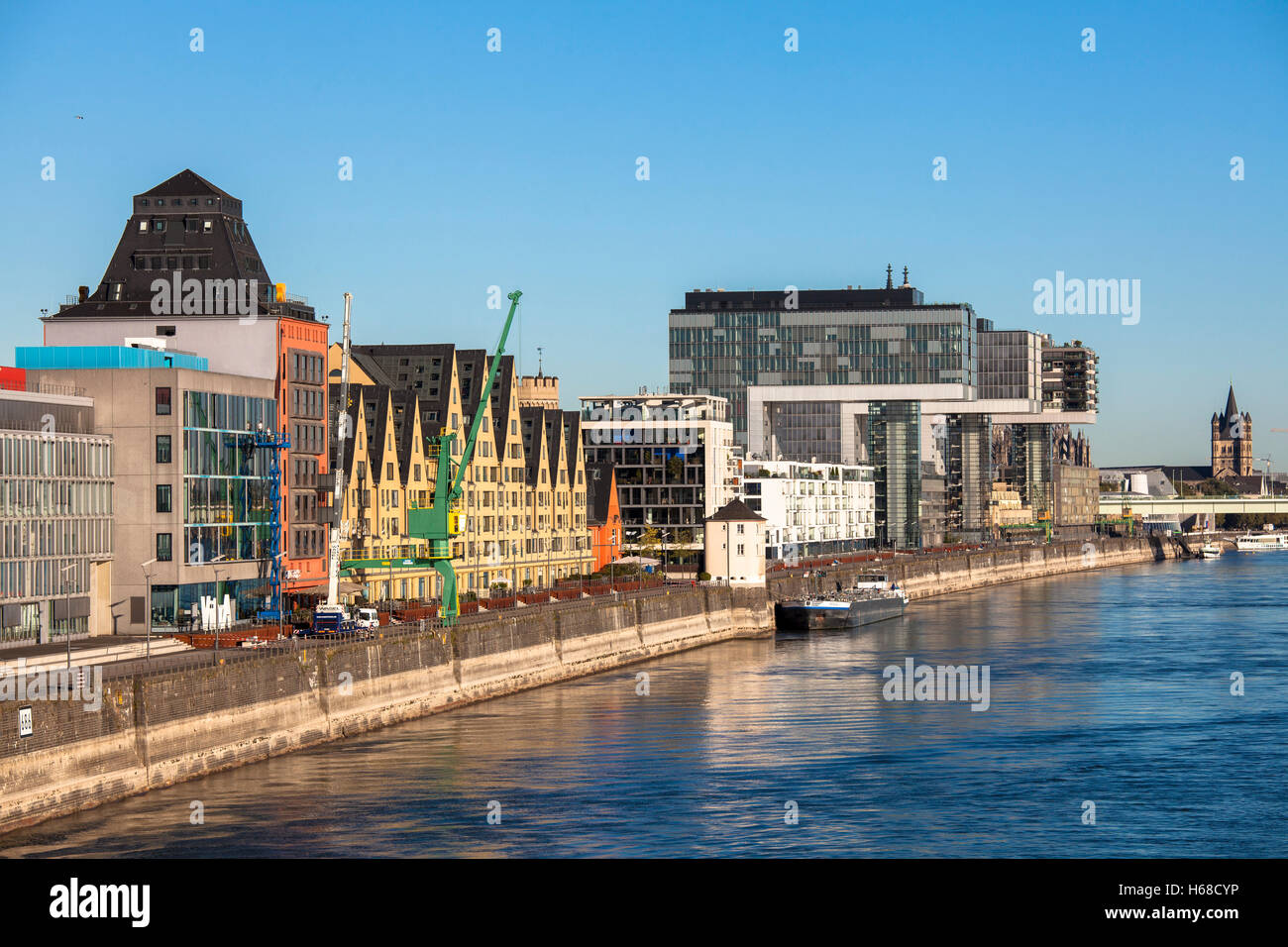 Allemagne, Cologne Rheinau harbour, Rhin Banque D'Images
