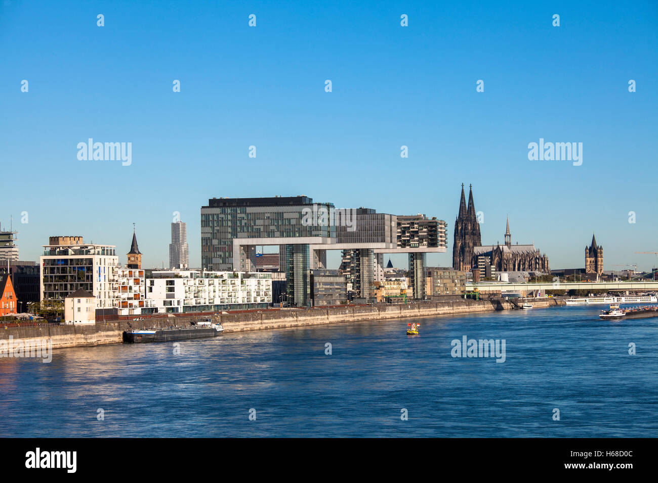 Allemagne, Cologne Rheinau harbour, du Rhin, la cathédrale. Banque D'Images