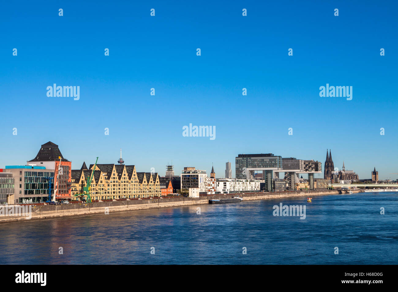 Allemagne, Cologne Rheinau harbour, du Rhin, la cathédrale. Banque D'Images