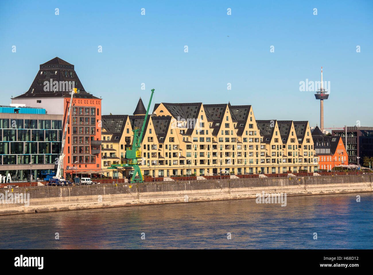 Allemagne, Cologne Rheinau harbour, Rhin Banque D'Images