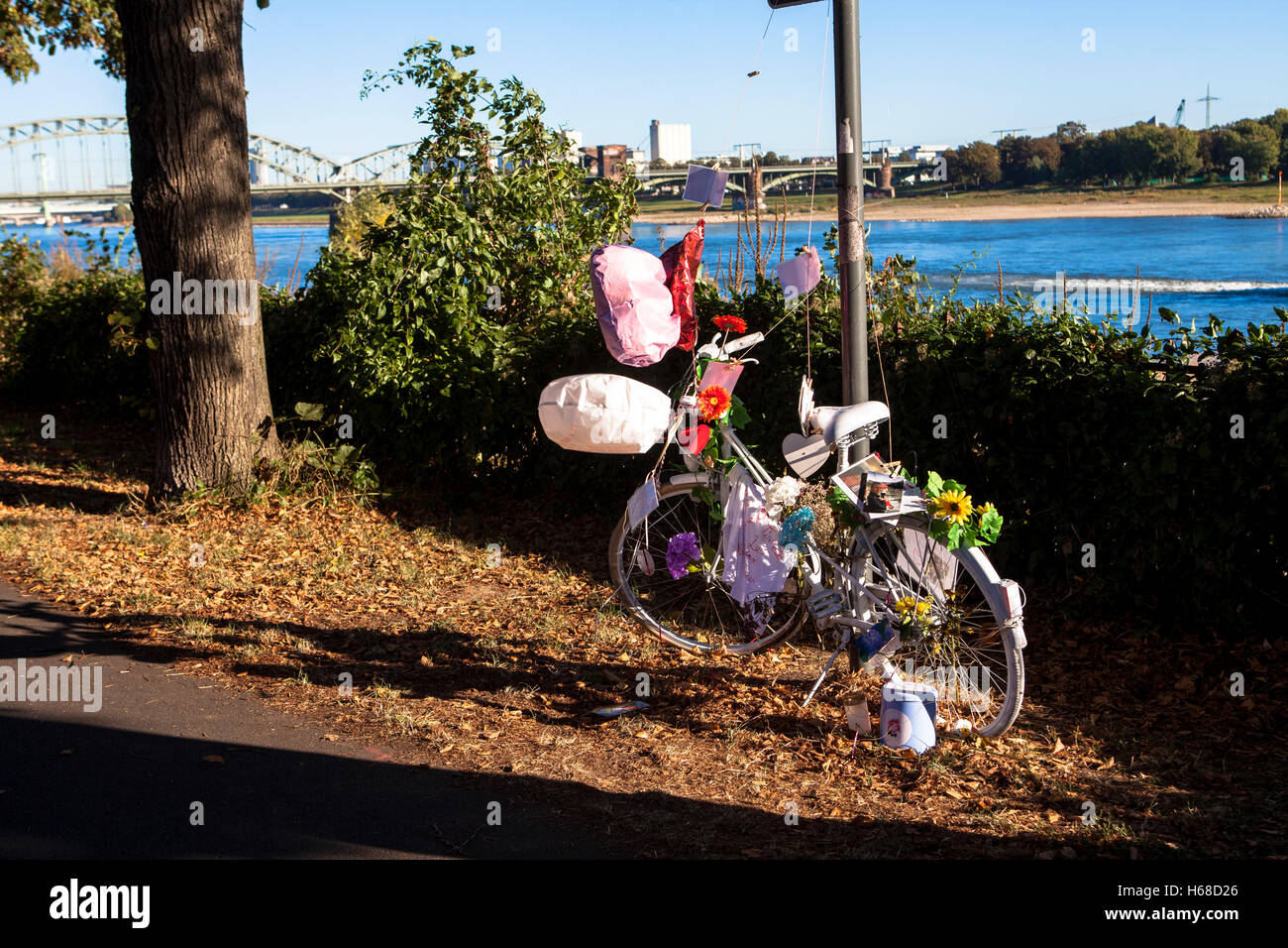 Allemagne, Cologne, ghost bike, blanc orné d'un cycliste rappelle à vélo, qui a eu un accident mortel ou grave à cet endroit. Banque D'Images