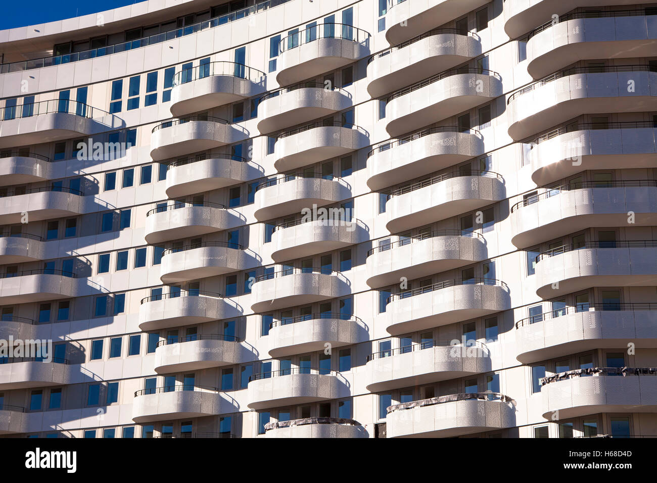 Allemagne, Cologne, le balcon de l'immeuble tour de flux dans le quartier Bayenthal". Banque D'Images