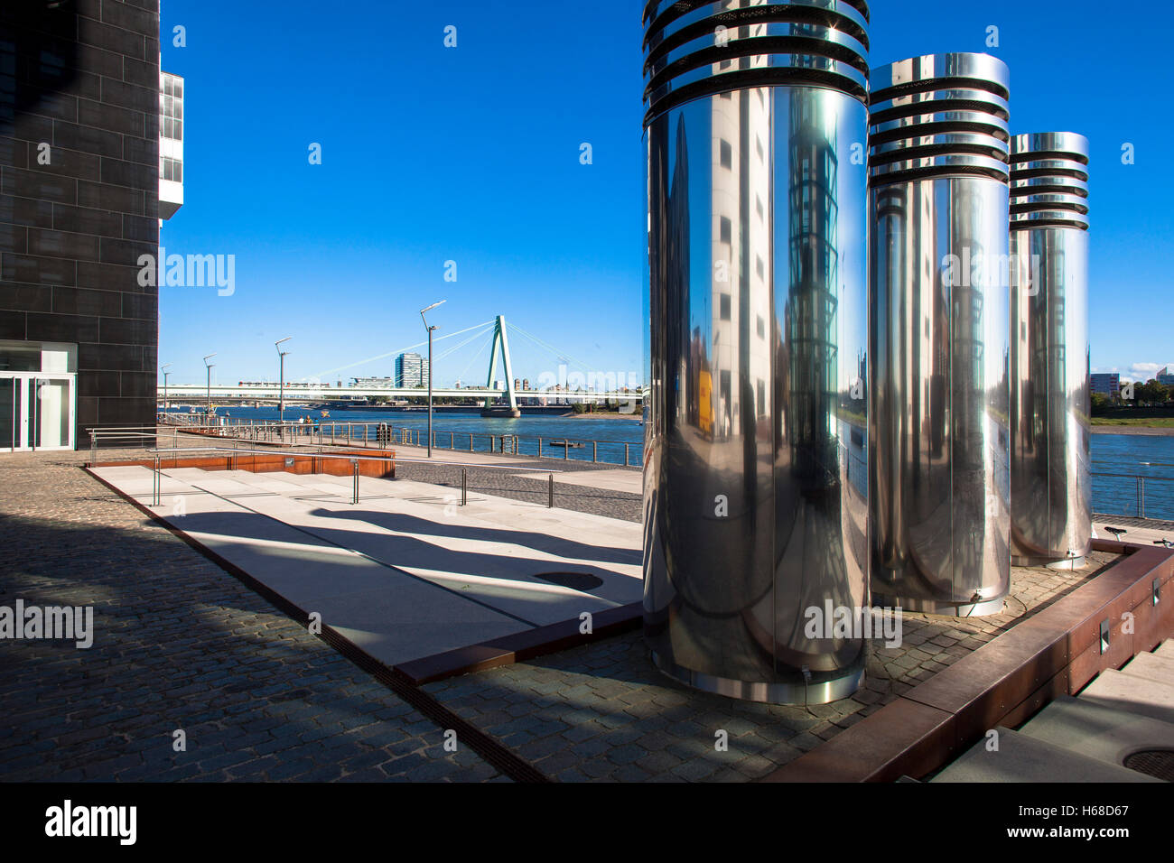 Allemagne, Cologne, système de ventilation d'un parking souterrain dans le port de Rheinau, pont Severins. Banque D'Images