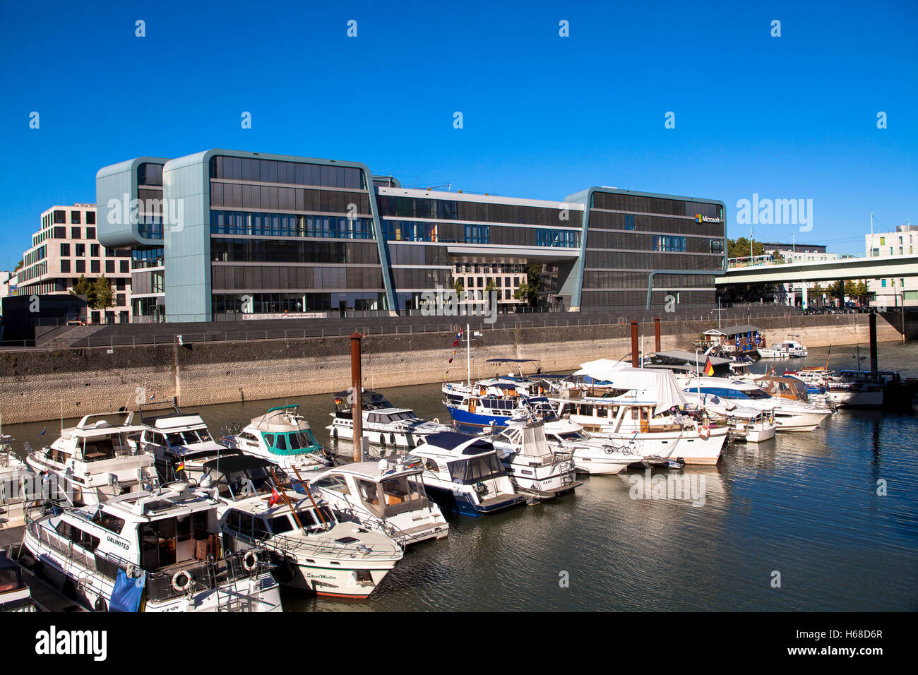 Allemagne, Cologne, le RheinauArtOffice, office de Microsoft Deutschland GmbH dans le harborl Rheinau. Banque D'Images