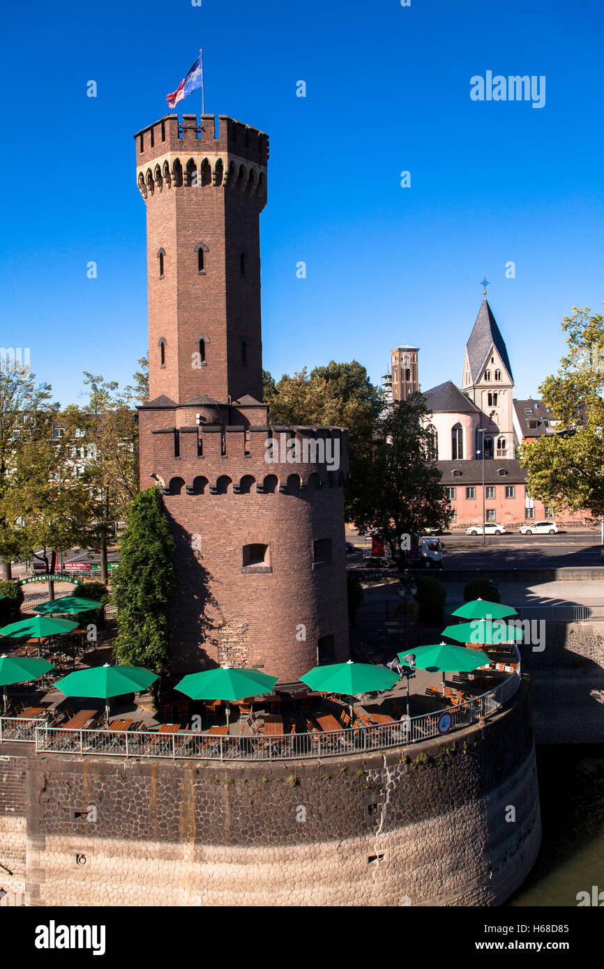 Allemagne, Cologne, la tour Malakoff au Rheinau Harbour, dans l'arrière-plan l'église Sankt Maria Lyskirchen. Banque D'Images