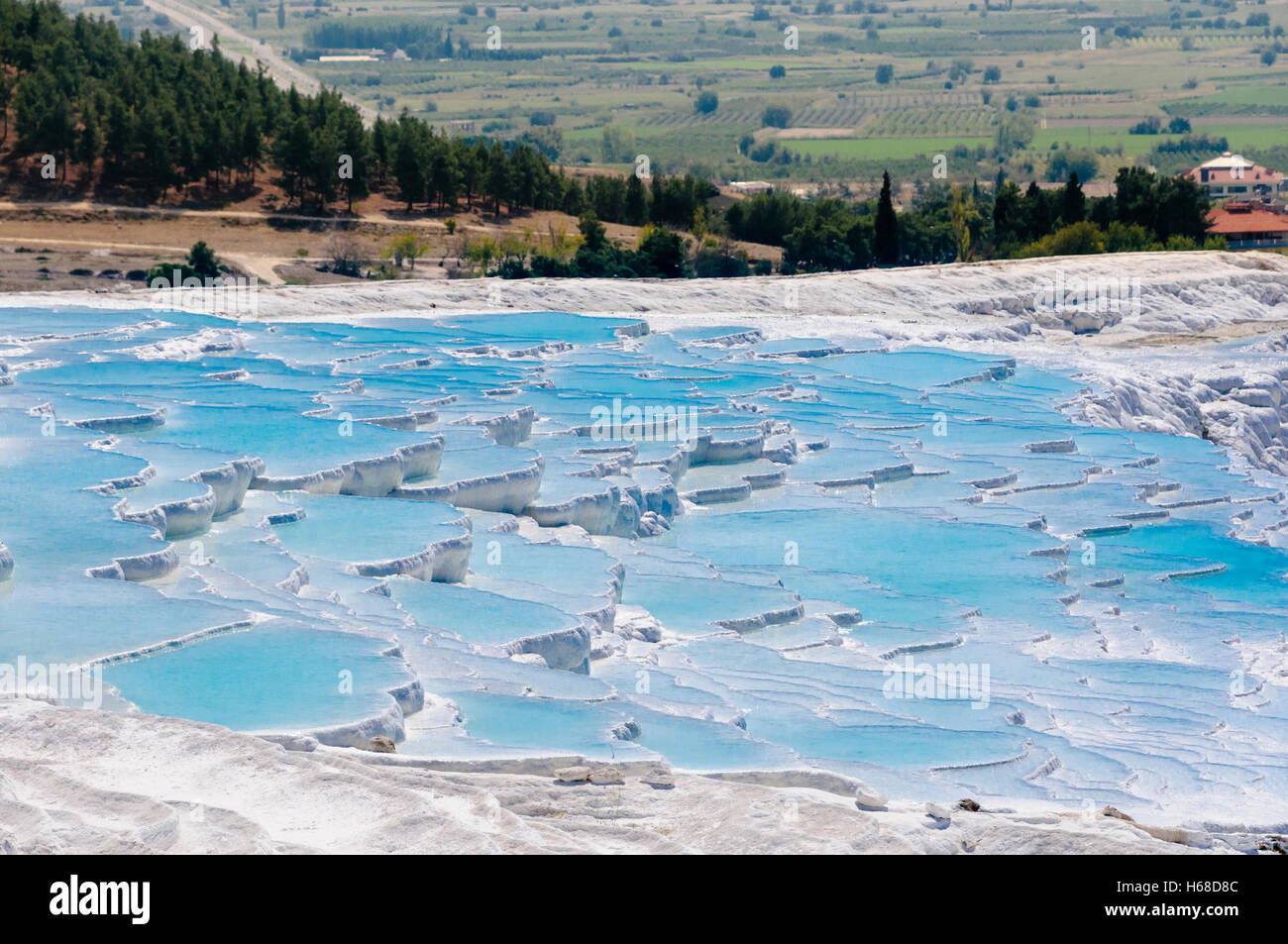 Travertins en terrasses à des sources thermales piscines avec de l'eau bleu vif à Pamakkule, Turquie Banque D'Images