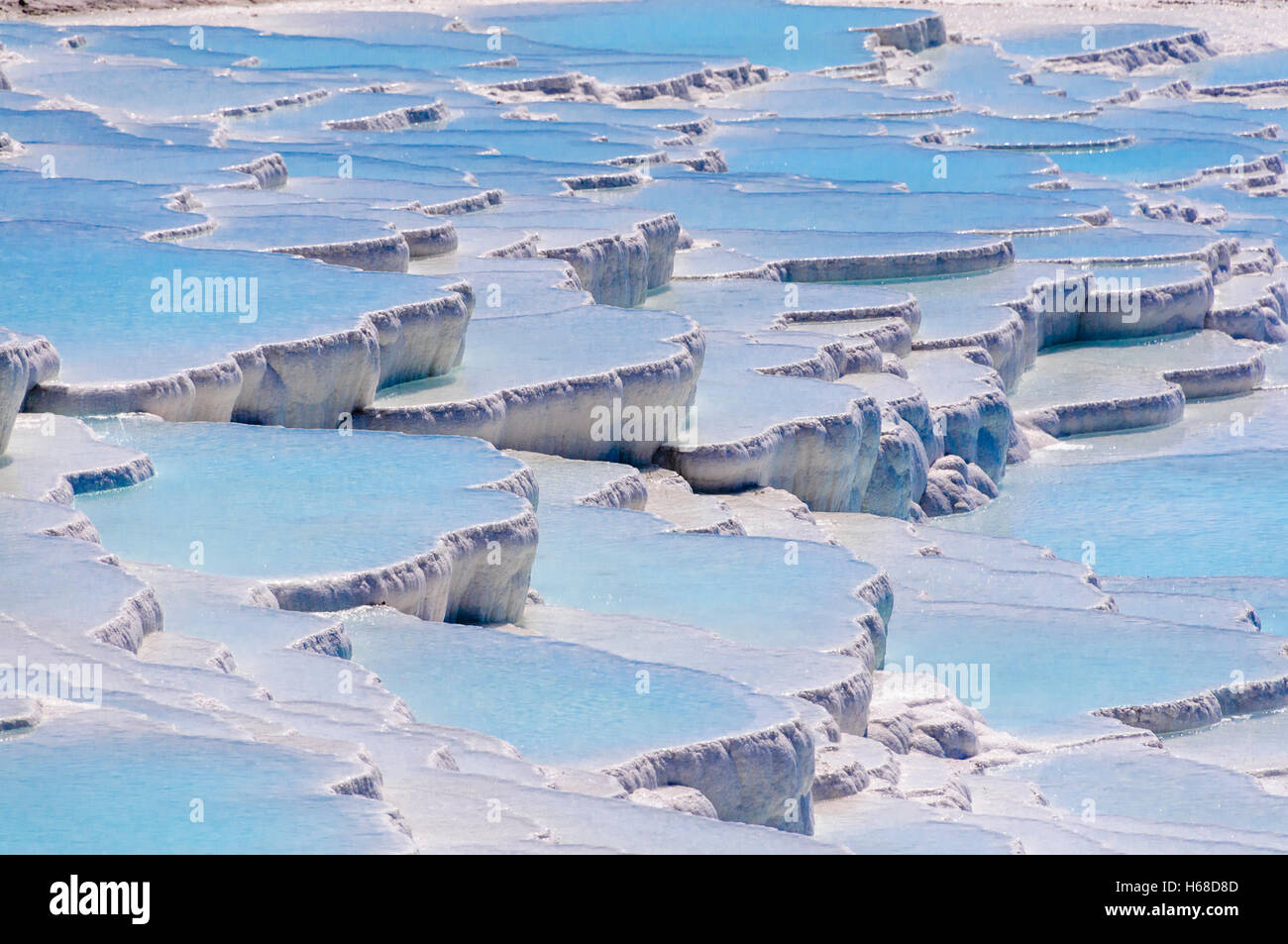 Travertins en terrasses à des sources thermales piscines avec de l'eau bleu vif à Pamakkule, Turquie Banque D'Images