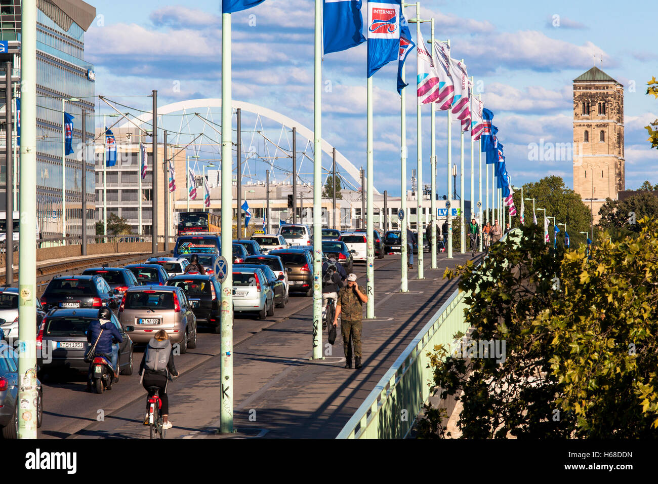 Allemagne, Cologne, un fort trafic sur le pont Deutzer. Banque D'Images