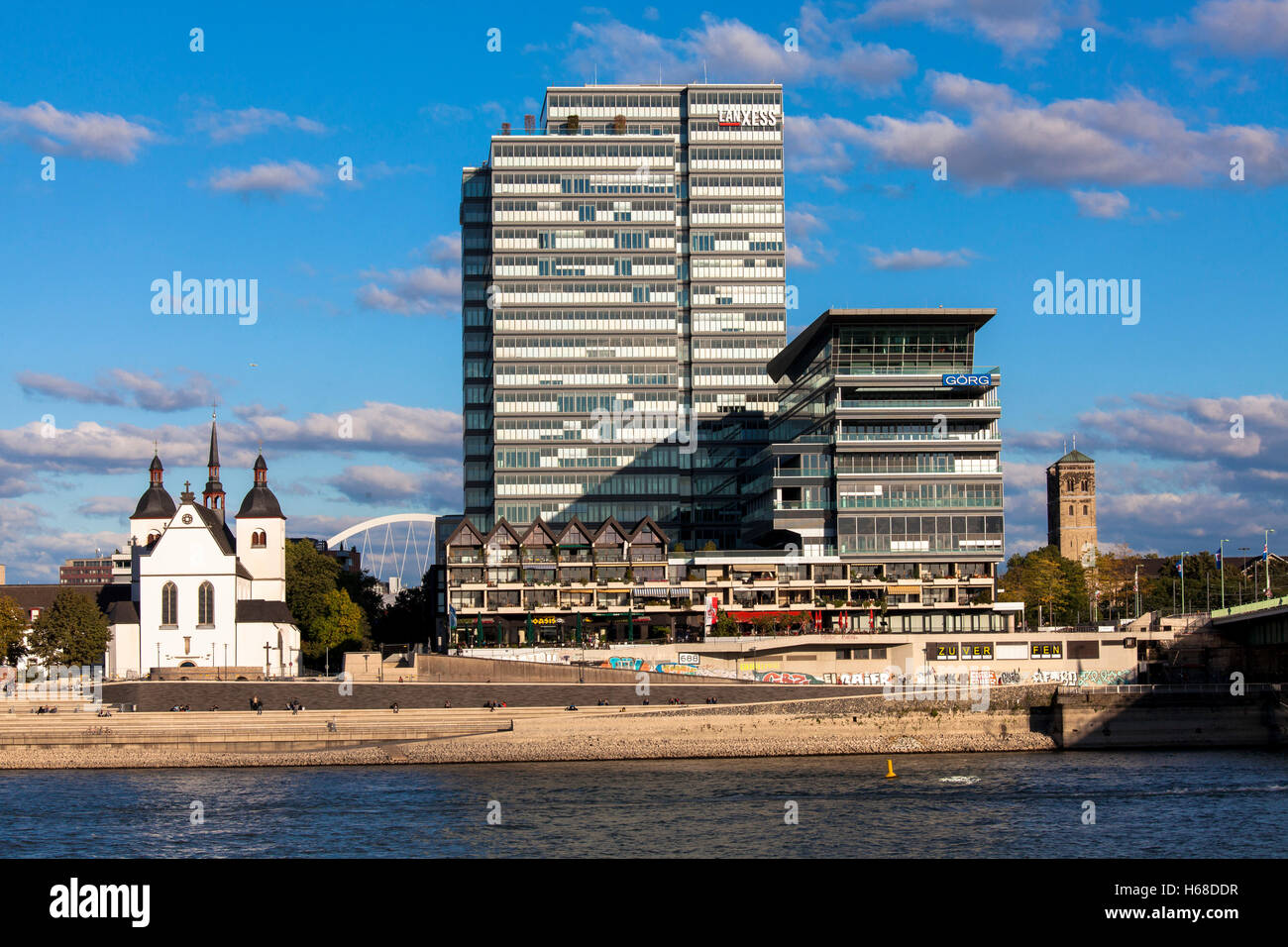 Allemagne, Cologne, vue sur le Rhin à l'immeuble de grande hauteur dans le quartier Tour Lanxess Deutz. Banque D'Images