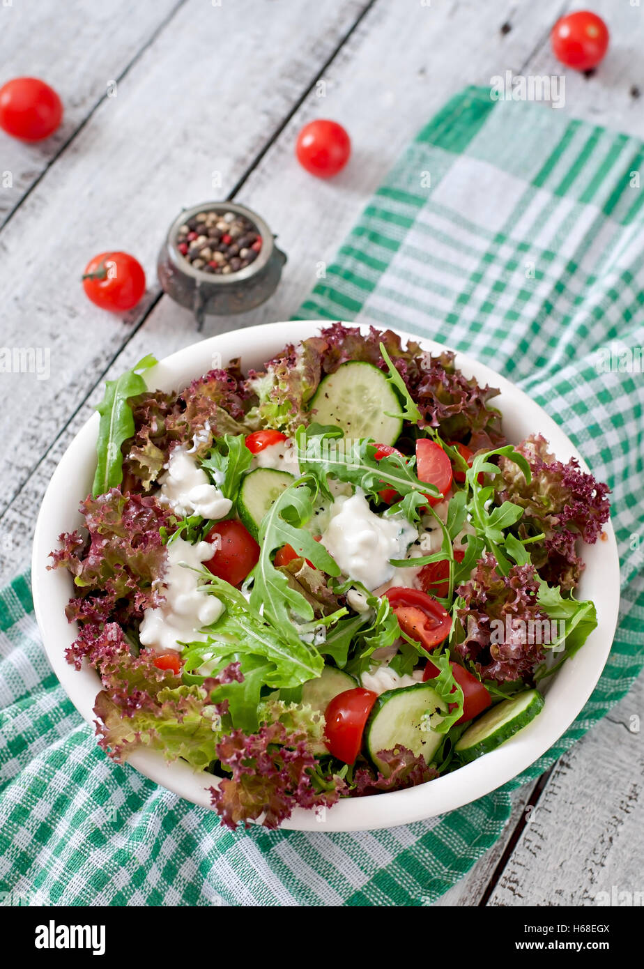 Salade diététique utile avec du fromage cottage, des herbes et des légumes Banque D'Images