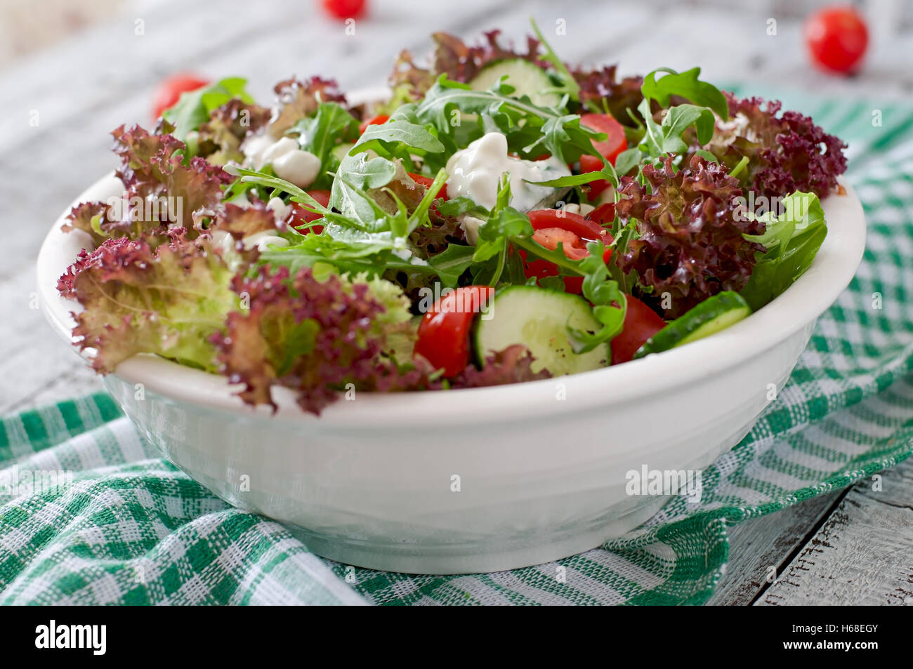 Salade diététique utile avec du fromage cottage, des herbes et des légumes Banque D'Images