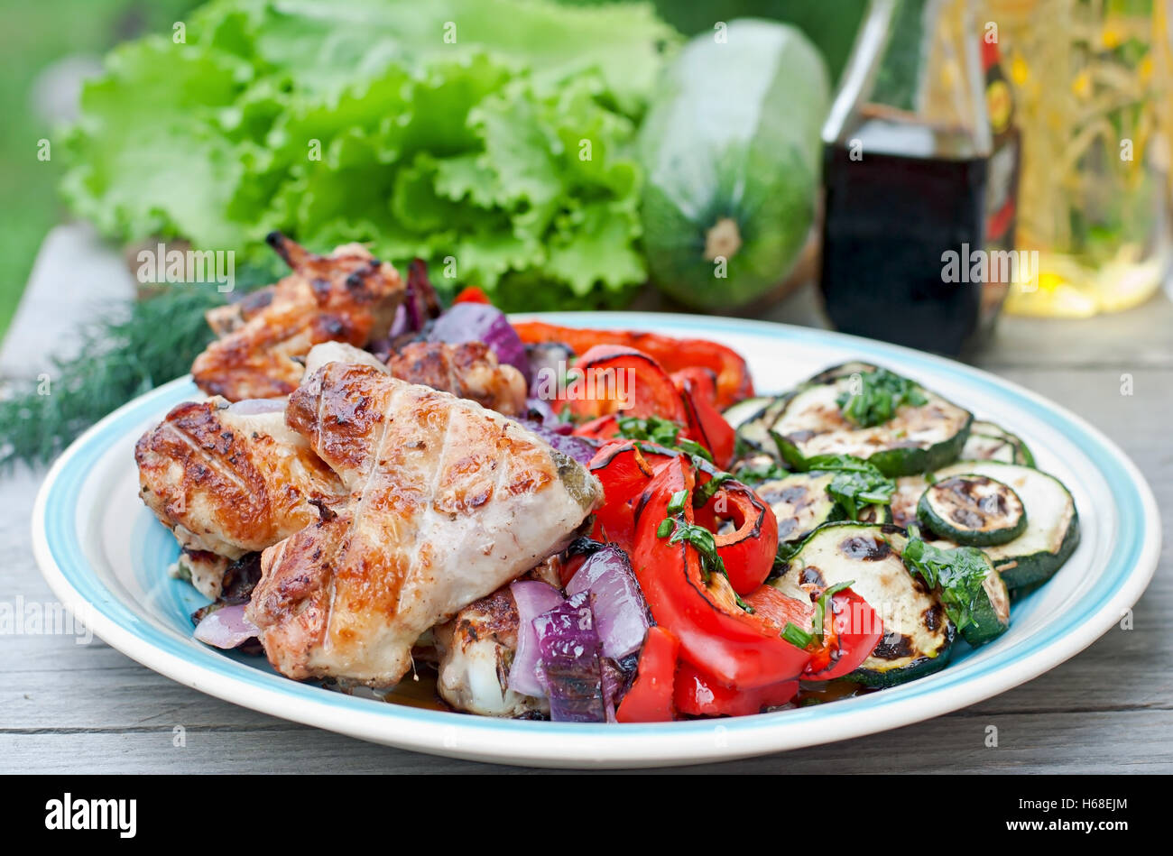 Ailes de poulet grillées avec des légumes Banque D'Images