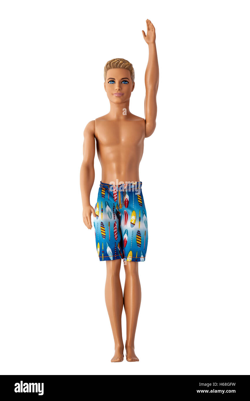 Le petit ami de Barbie Ken portant des shorts de plage un bras levé. Arrière-plan blanc. Banque D'Images