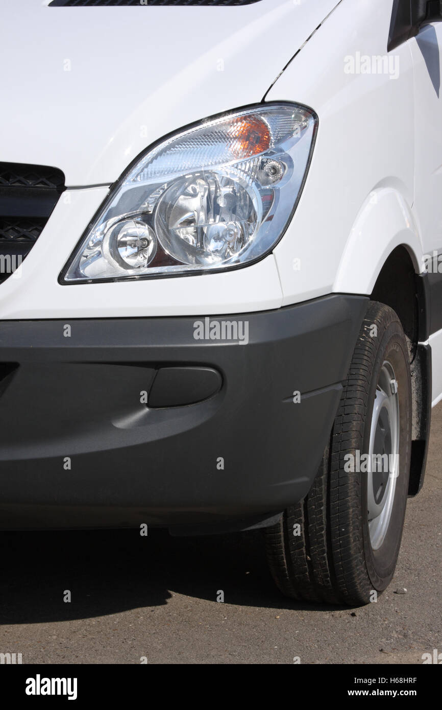 Projecteur et le bouclier de la voiture close up Banque D'Images