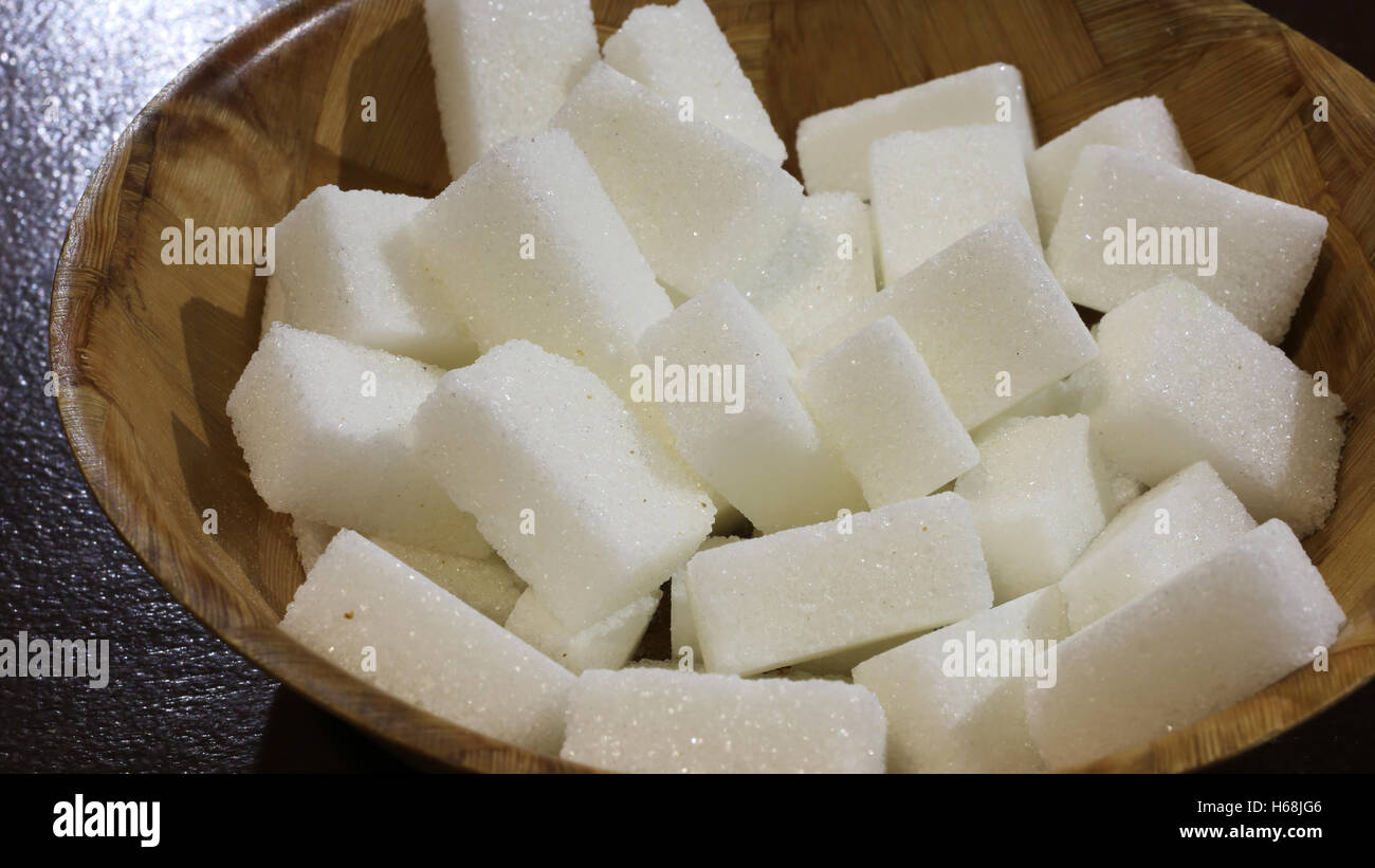 Morceaux de sucre blanc raffiné dans l'café Banque D'Images